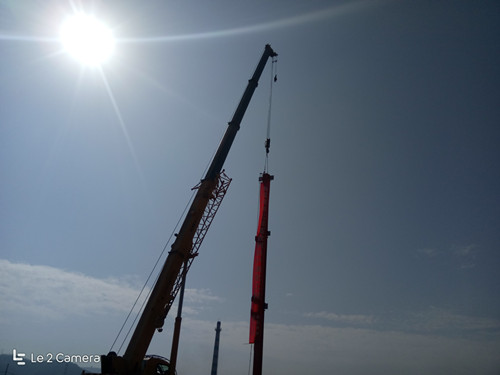 彬长生产服务中心二期厂房项目首根钢柱实现成功吊装