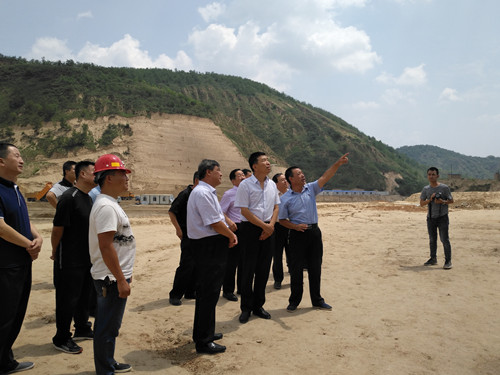 延安市常务副市长马宏玉莅临矿建二公司车村项目部现场指导工作