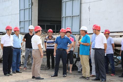 建设集团副总经理王明智莅临孟村井架安装现场指导工作