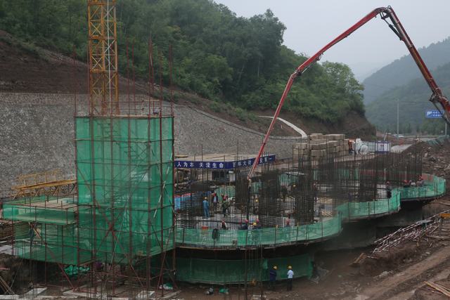 铜川分公司第二项目部冶坪煤矿混煤仓工程滑模工序顺利开工