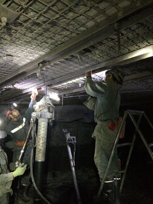 天工公司瑞能矿建项目部113运输顺槽顺利贯通