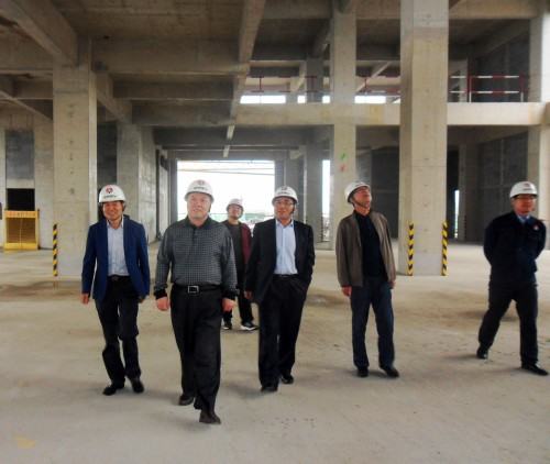 陕煤集团总经理助理、建设集团联合党委书记、董事长宁兴刚“双节”期间深入澄合分公司中科遥感工地慰问施工一线的干部职工