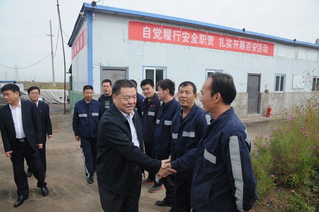 陕煤集团总经理助理、建设集团联合党委书记、董事长宁兴刚一行深入掘进公司红柳林项目部走访慰问