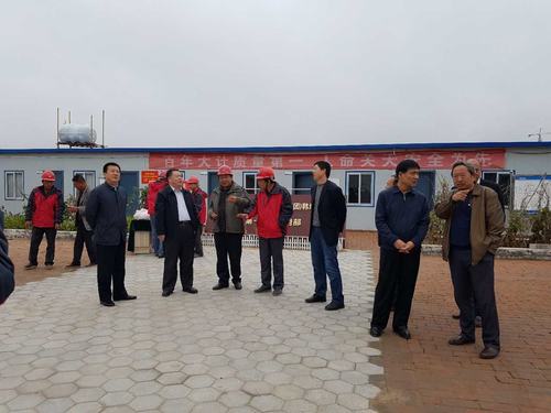 陕煤集团总经理助理、建设集团联合党委书记、董事长宁兴刚一行莅临韩城分公司榆北煤业公司小保当矿施工现场和大家一起过中秋