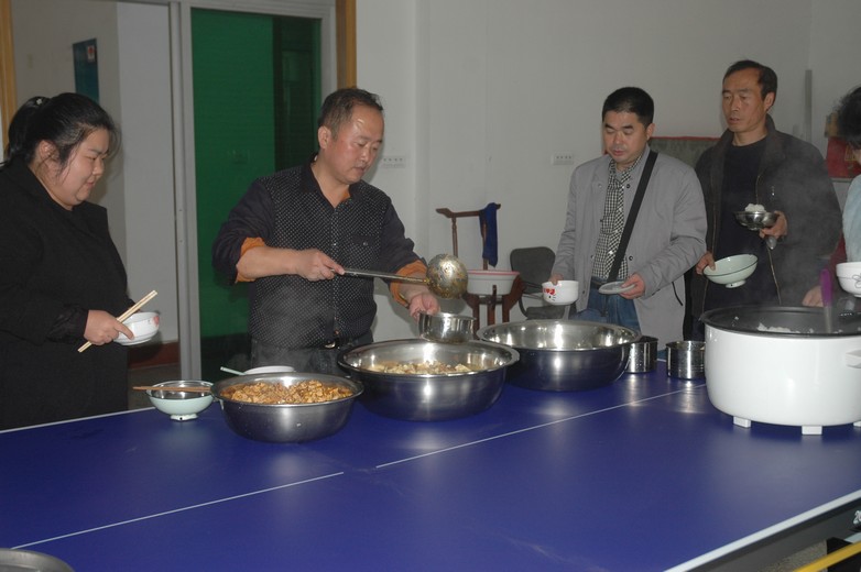 矿建三公司职工食堂：物美价又廉 职工齐点赞