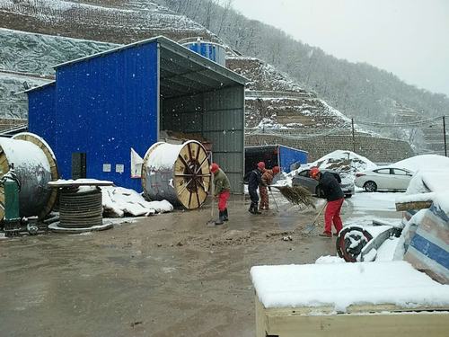 矿建二公司冶坪工地:我们一起扫雪去