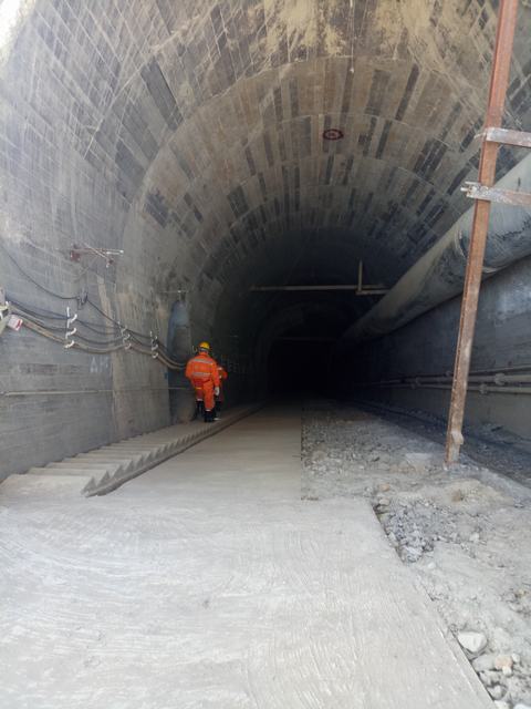 掘进公司柠条塔北翼2号风井回风斜井顺利贯通