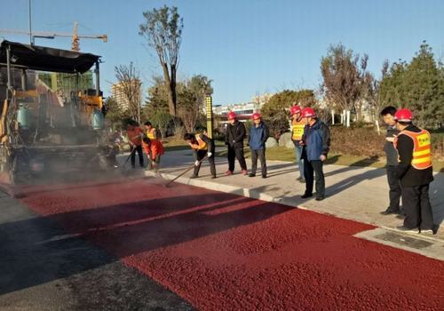 追赶超越，完成彩色路面工程，实现第一阶段目标