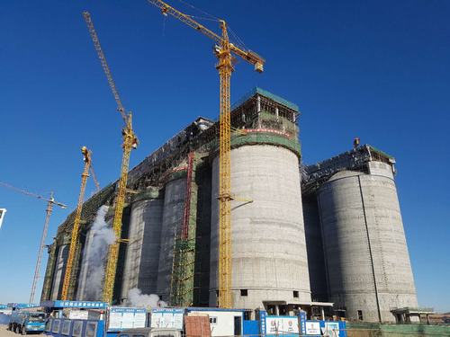 韩城分公司小保当选煤厂块煤仓(一标段)、最终筛分车间工程顺利封顶