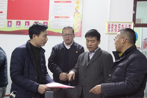 侯本英一行深入大坝村指导检查扶贫工作