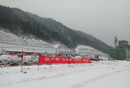 铜川分公司第一项目部战风雪斗严寒 全力以赴保施工