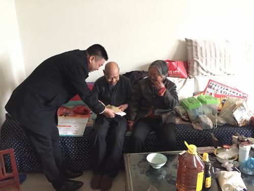 矿建二公司慰问困难职工，送去企业关爱