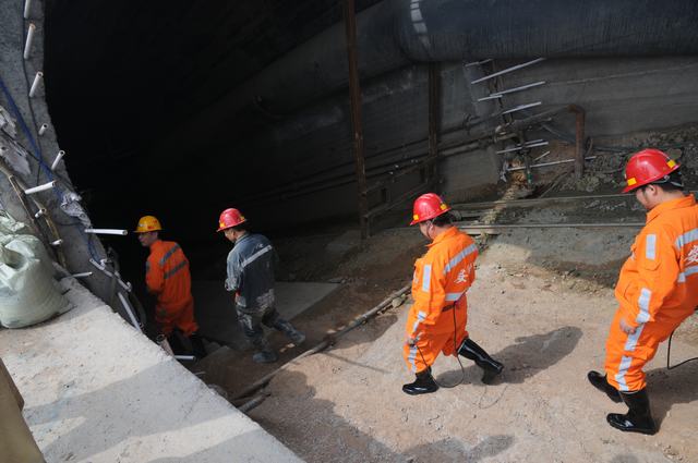 掘进公司三位一体绷紧新年安全弦