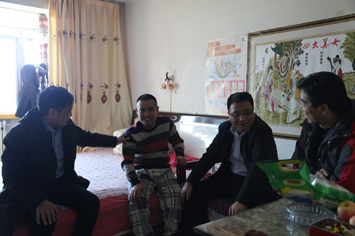 建设集团副总经理王明智深入机电安装公司情暖困难职工