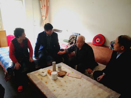 心系困难职工，情系企业发展