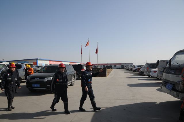 建设集团副总经理王明智深入掘进公司小保当项目部一线检查指导工作