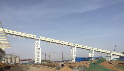 铜川分公司小保当一号主斜井井口房至原煤仓栈桥钢桁架吊装顺利合拢