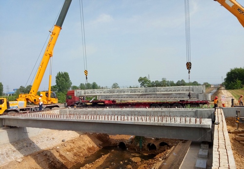 路桥分公司顺利完成G242大荔县过境段公路小桥空心板吊装