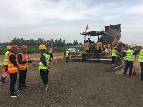 G242大荔过境段公路建设工程顺利完成水稳底基层试验段摊铺施工