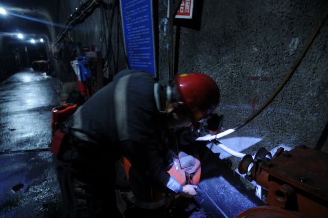 陕煤建设掘进公司曹家滩项目部全覆盖式检查夯实“安全生产月”活动基础