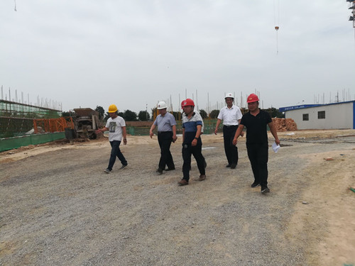 宁兴刚莅临陕煤建设天工公司清源小区工地检查指导工作