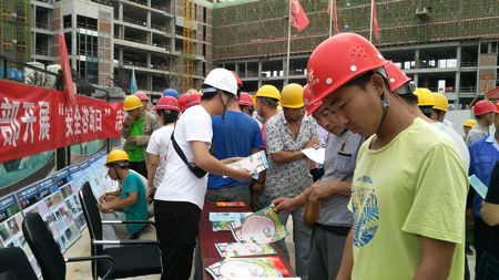 陕煤建设天工公司开展安全生产月咨询活动为安全生产 “充电”