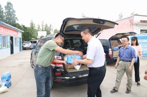 陕煤建设矿建二公司为职工送去酷暑中的清凉