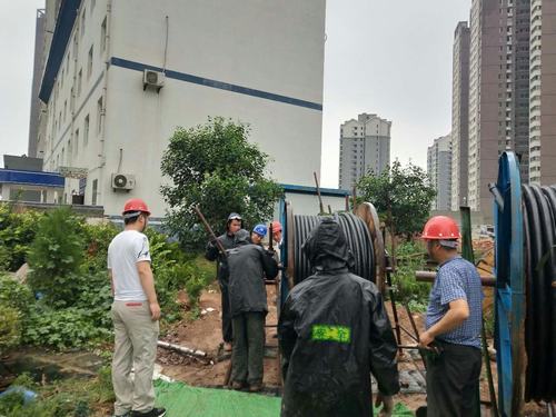 陕煤建设铜煤公司第十二项目部冒雨抢工期