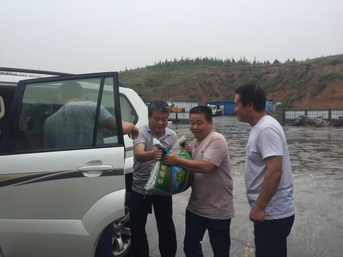 陕煤建设掘进公司:送清凉 送一份诚挚的关怀