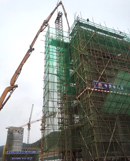 陕煤建设铜川公司冶坪煤矿矸石仓工程主体结构顺利封顶