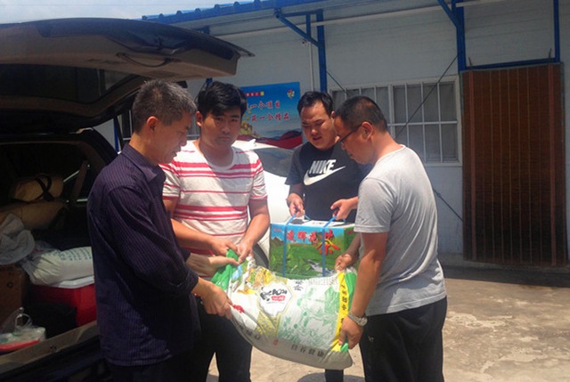 炎炎夏日送清凉 浓浓关爱沁人心