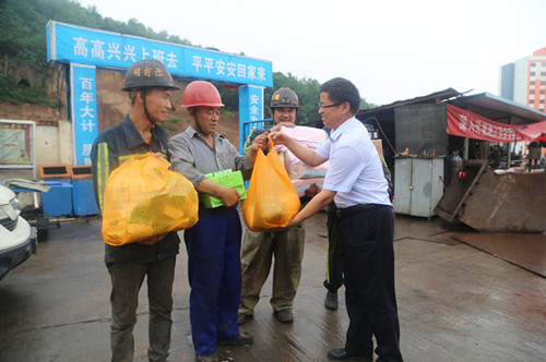 炎夏送清凉 关怀入心田