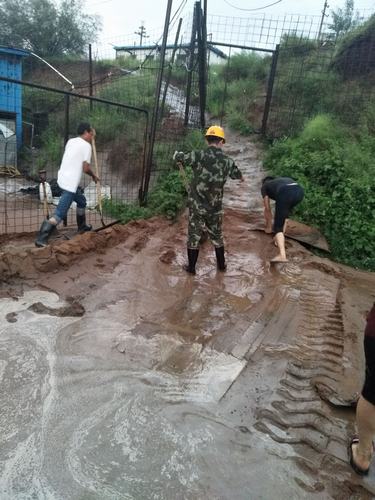 陕煤建设掘进公司：红柳林项目部齐心协力 雨中“防汛”