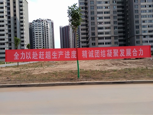 冒高温 战酷暑,他们始终在坚守