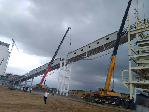 陕煤建设天工公司土建二部小保当选煤厂4#转载点至末煤汽车快速装车点带式输送机栈桥顺利完成吊装