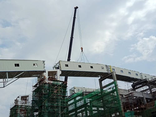 陕煤建设澄合分公司小保当预先筛分车间至主厂房钢结构栈桥顺利吊装成功