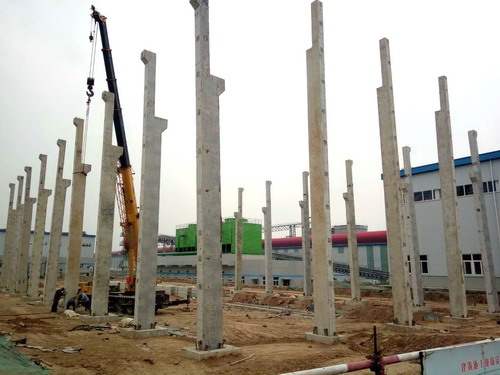 陕煤建设铜川分公司：铝镁合金项目抬包车间预制柱顺利吊装