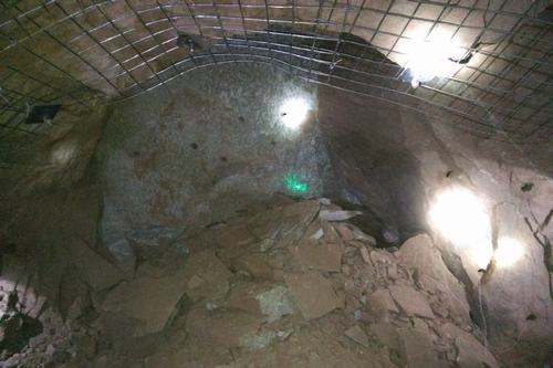 陕煤建设矿建二公司冶坪煤矿中央变电所通道与井底车场顺利贯通