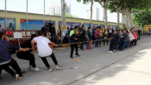 陕煤建设铜煤公司开展职工拔河比赛喜迎国庆佳节