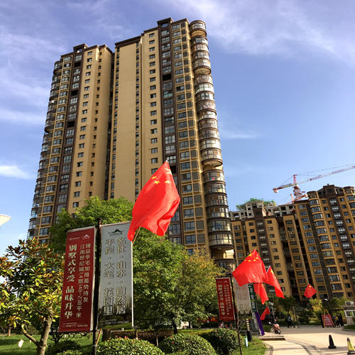 陕煤建设公司扮靓小区喜迎国庆