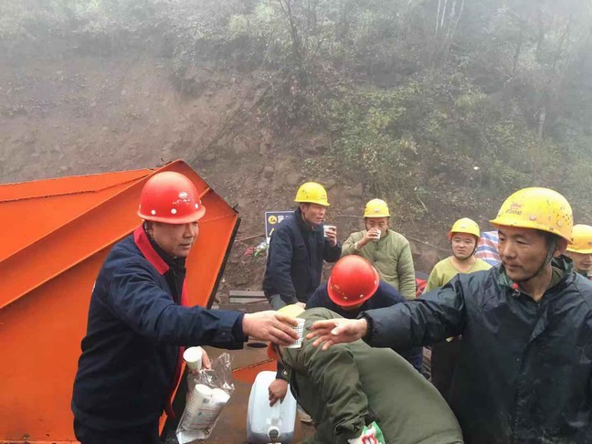 爱心姜汤送一线 情暖职工促安全