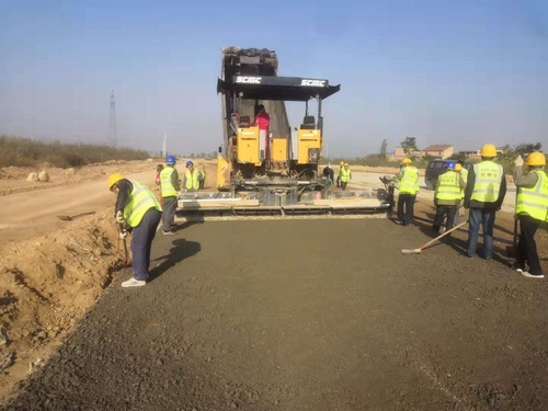 陕煤建设路桥分公司推进大荔G242公路水稳摊铺工作
