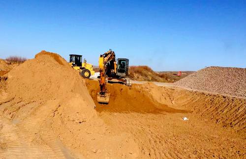 陕煤建设铜煤公司第五项目部承建的靖神铁路郭家滩站台工程开工建设