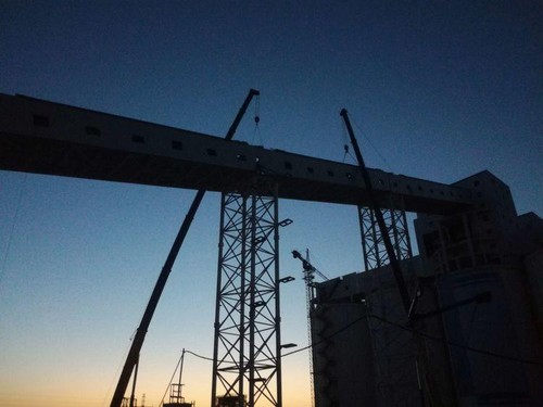 陕煤建设中煤公司：曹家滩矿业4#驱动机房至块煤仓带式输送机栈桥钢桁架吊装作业圆满结束