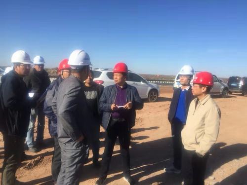 陕西靖神铁路公司副总经理何澄一行深入铜煤公司承建的靖神铁路郭家滩等工地检查指导工作