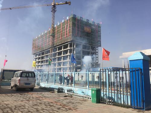 陕煤建设澄合分公司渭河彬州乙二醇项目生活区职工公寓主体封顶