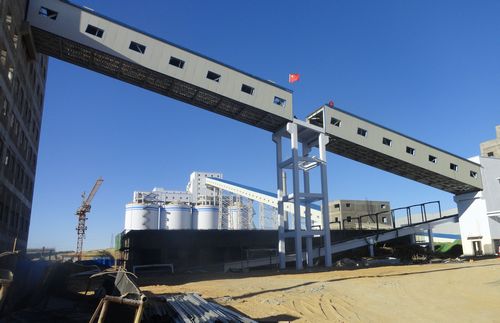 陕煤建设天工公司土建四部曹家滩选煤厂筛块煤至主厂房带式输送机栈桥顺利完成钢桁架吊装