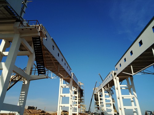 陕煤建设澄合分公司小保当煤矿火车快速装车站钢结构栈桥顺利吊装完成