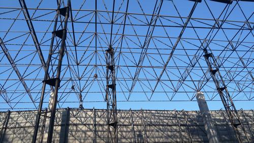 陕煤建设韩城分公司安装六项目部桑树坪煤矿储煤场 网架封闭工程按期封顶受好评