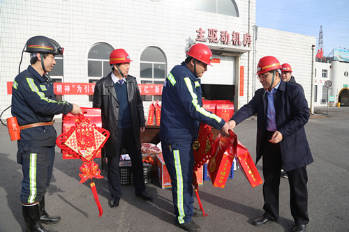 王明智慰问坚守一线员工